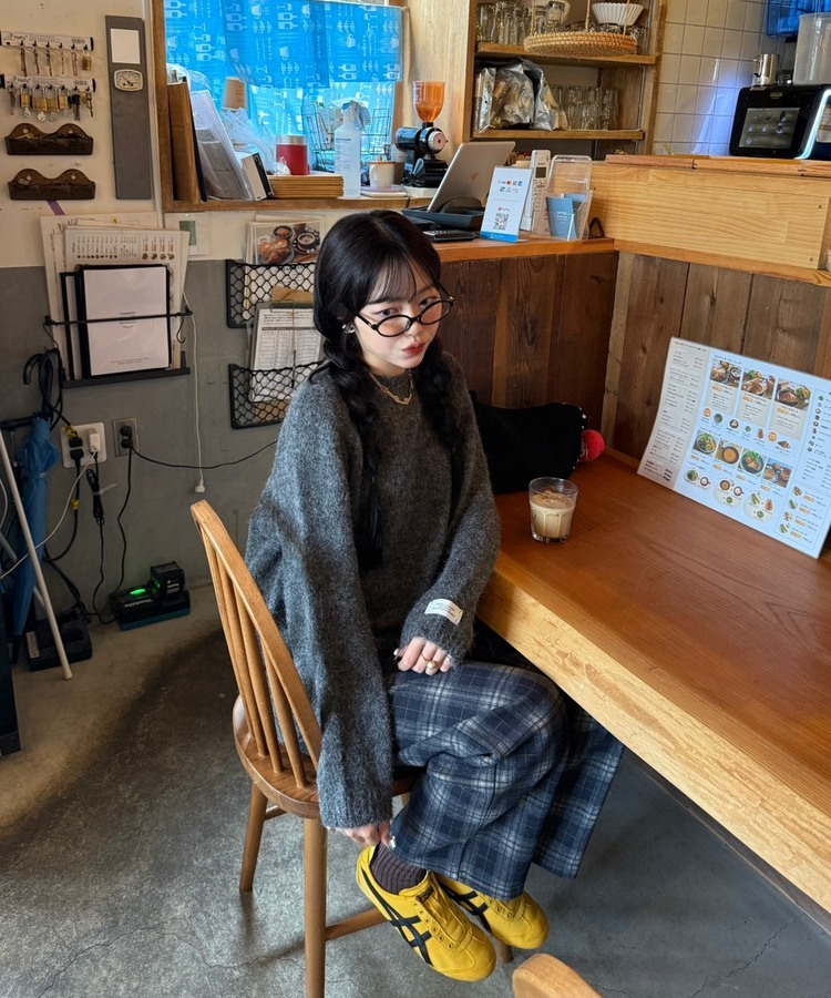 라벨포인트 라운드넥 니트 먹색