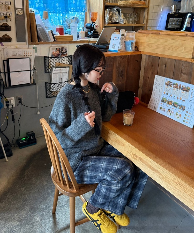 라벨포인트 라운드넥 니트 먹색