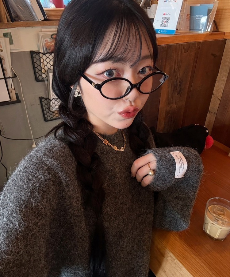 라벨포인트 라운드넥 니트 먹색