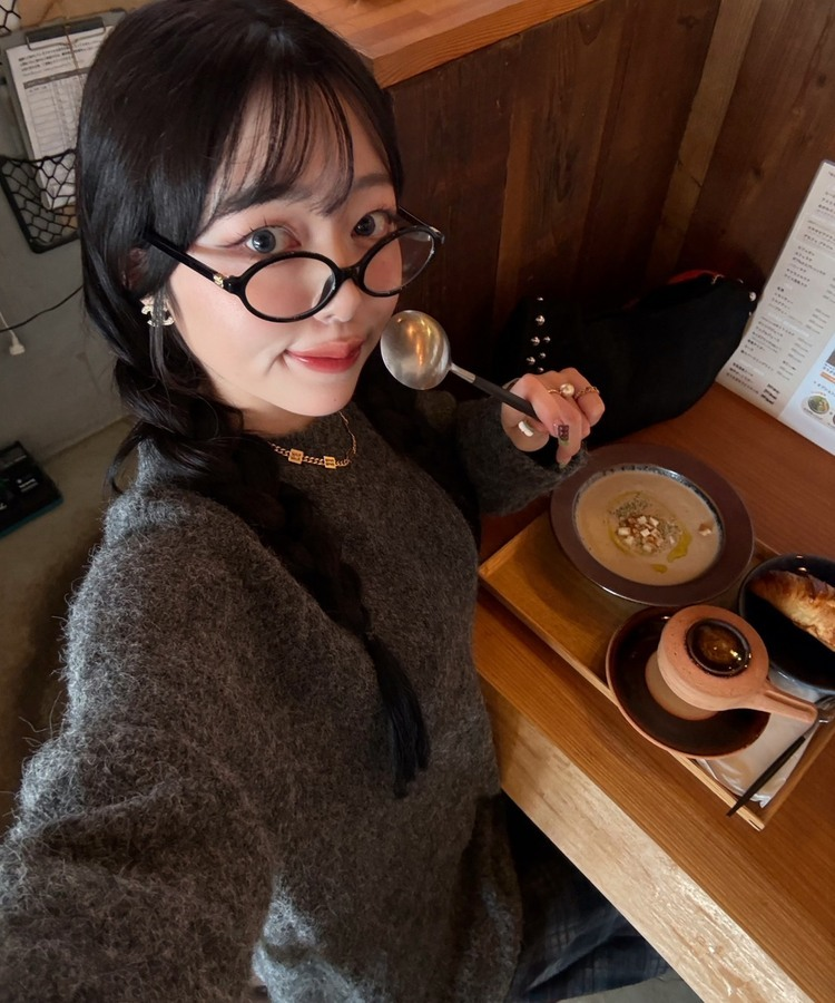 라벨포인트 라운드넥 니트 먹색