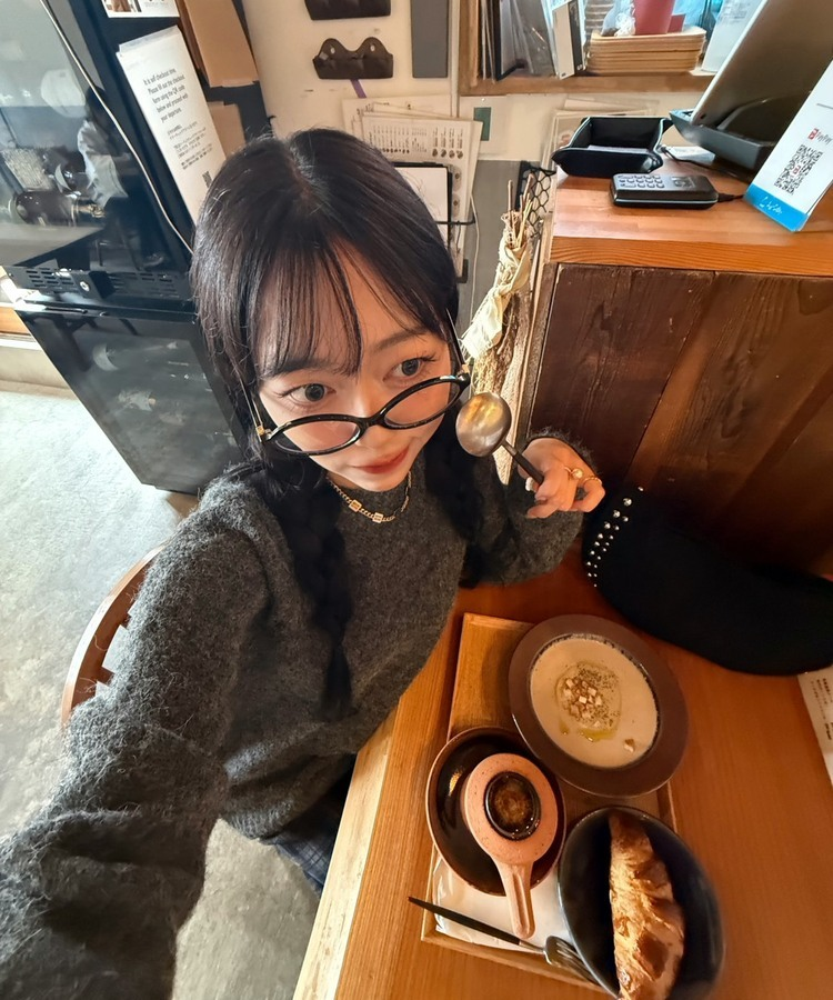 라벨포인트 라운드넥 니트 먹색