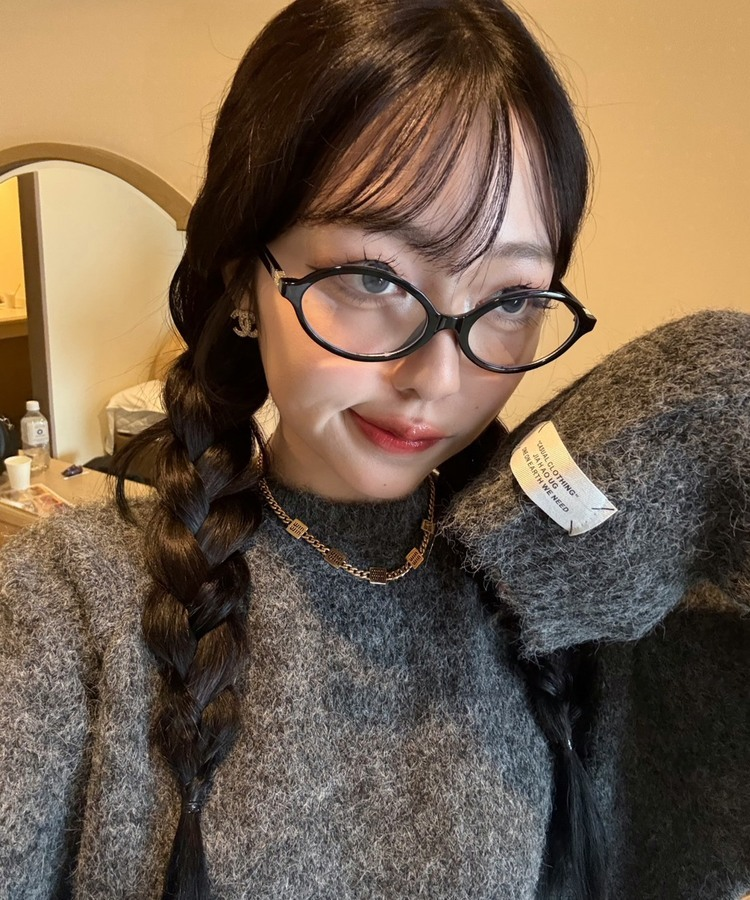 라벨포인트 라운드넥 니트 먹색