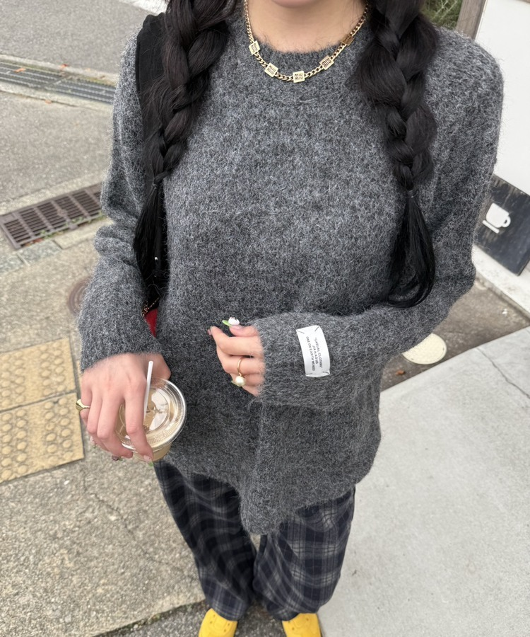 라벨포인트 라운드넥 니트 먹색