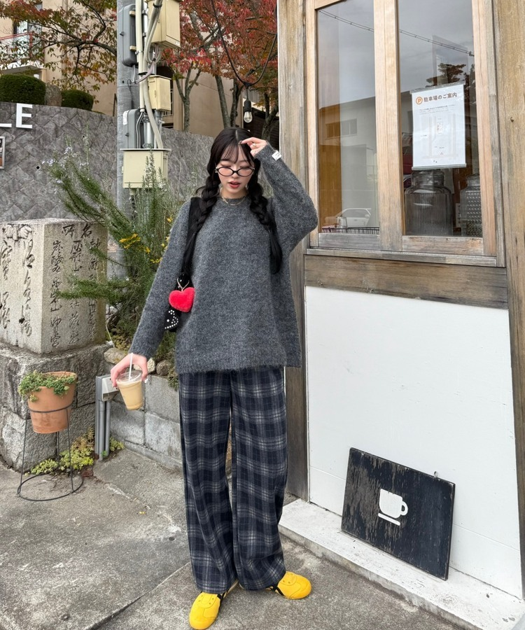 라벨포인트 라운드넥 니트 먹색