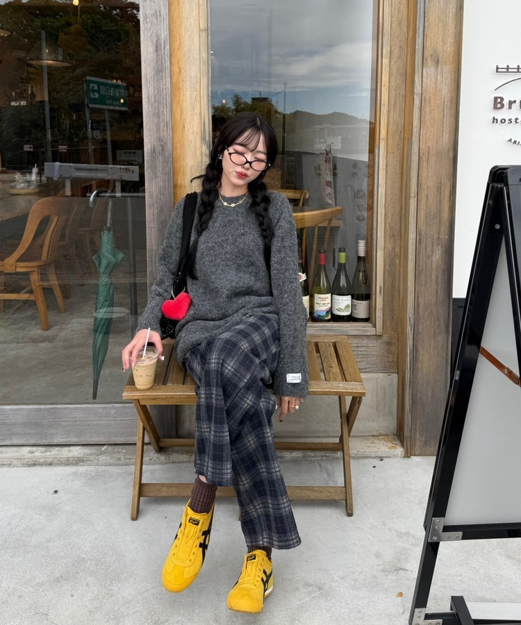 라벨포인트 라운드넥 니트 먹색