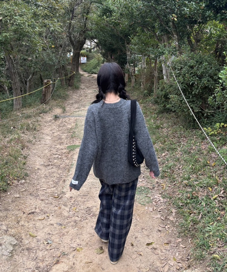 라벨포인트 라운드넥 니트 먹색