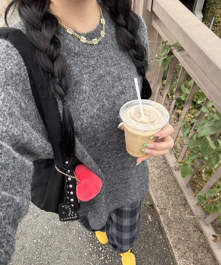 라벨포인트 라운드넥 니트 먹색