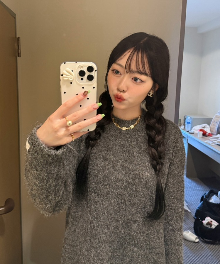 라벨포인트 라운드넥 니트 먹색