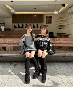 루즈핏 여리여리 오프숄더 니트 그레이