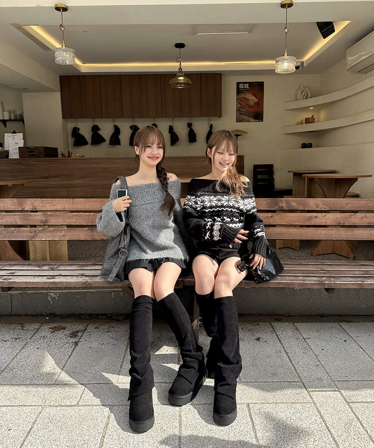 루즈핏 여리여리 오프숄더 니트 그레이