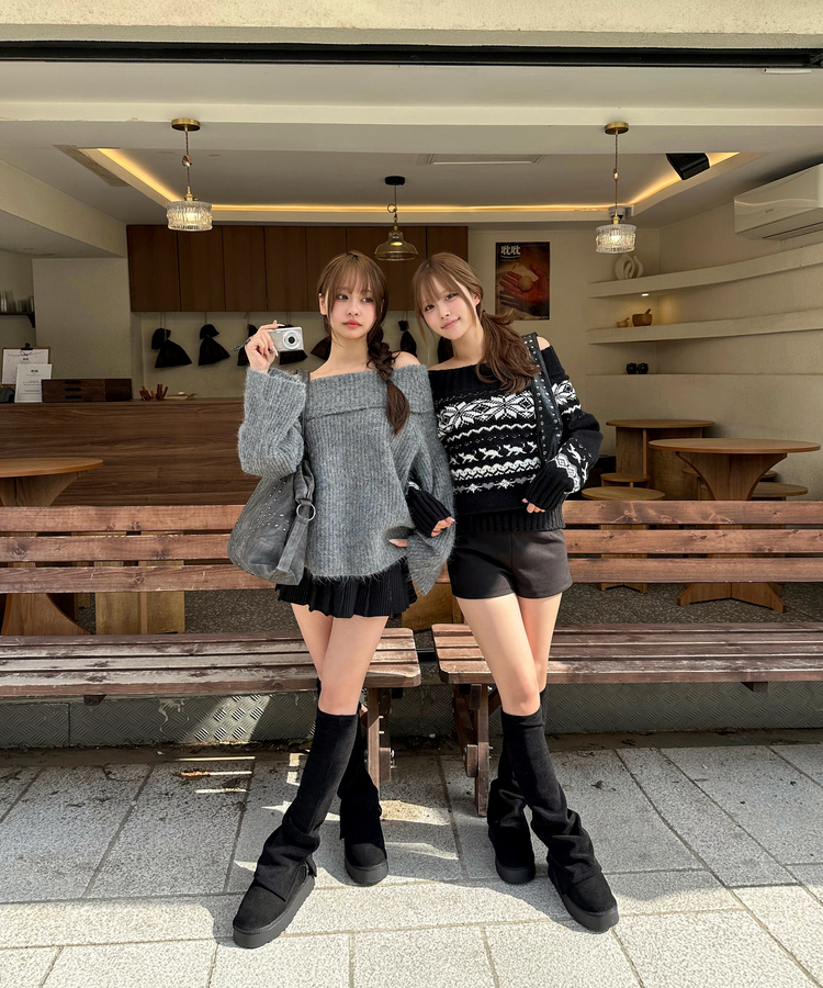 루즈핏 여리여리 오프숄더 니트 그레이