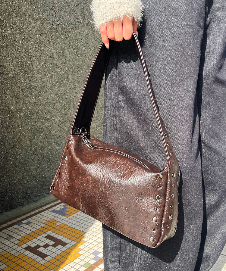 スタッズショルダーバッグ DARK BROWN