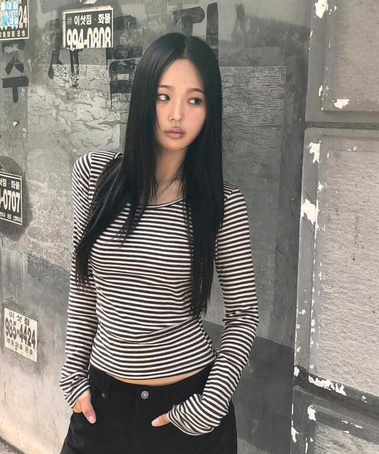 이본 스트라이프 라운드넥 슬림핏 긴팔 티셔츠 밤색