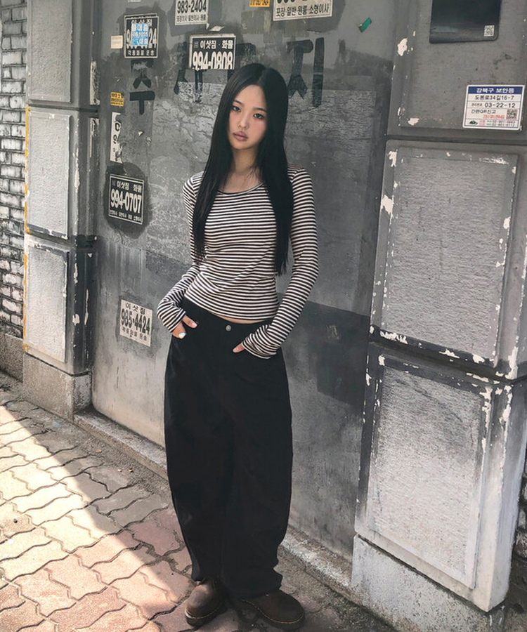 이본 스트라이프 라운드넥 슬림핏 긴팔 티셔츠 밤색