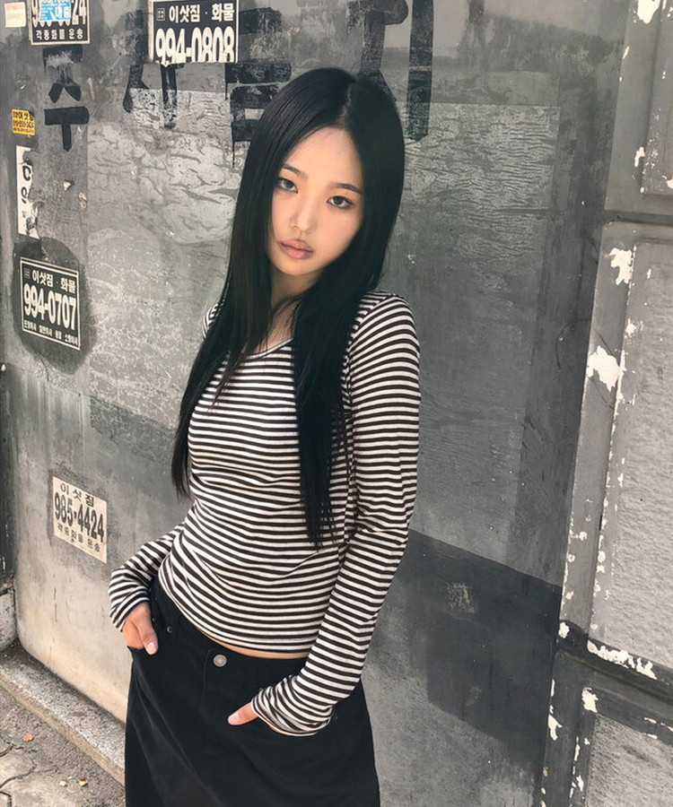 이본 스트라이프 라운드넥 슬림핏 긴팔 티셔츠 밤색