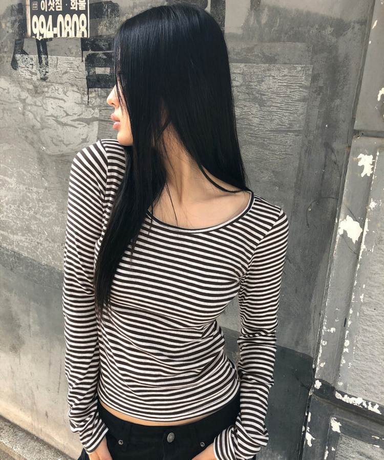 이본 스트라이프 라운드넥 슬림핏 긴팔 티셔츠 밤색