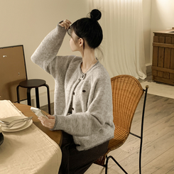 부드럽고 폭닥한 배색 단추포인트 라운드 겨울 여리여리 울가디건 라이트그레이