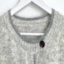 부드럽고 폭닥한 배색 단추포인트 라운드 겨울 여리여리 울가디건