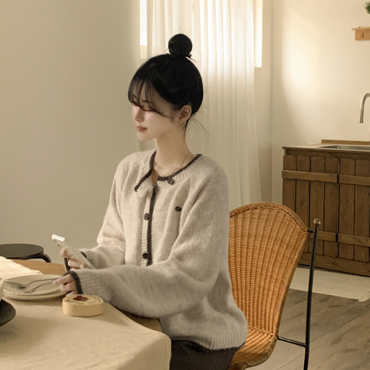 부드럽고 폭닥한 배색 단추포인트 라운드 겨울 여리여리 울가디건 아이보리