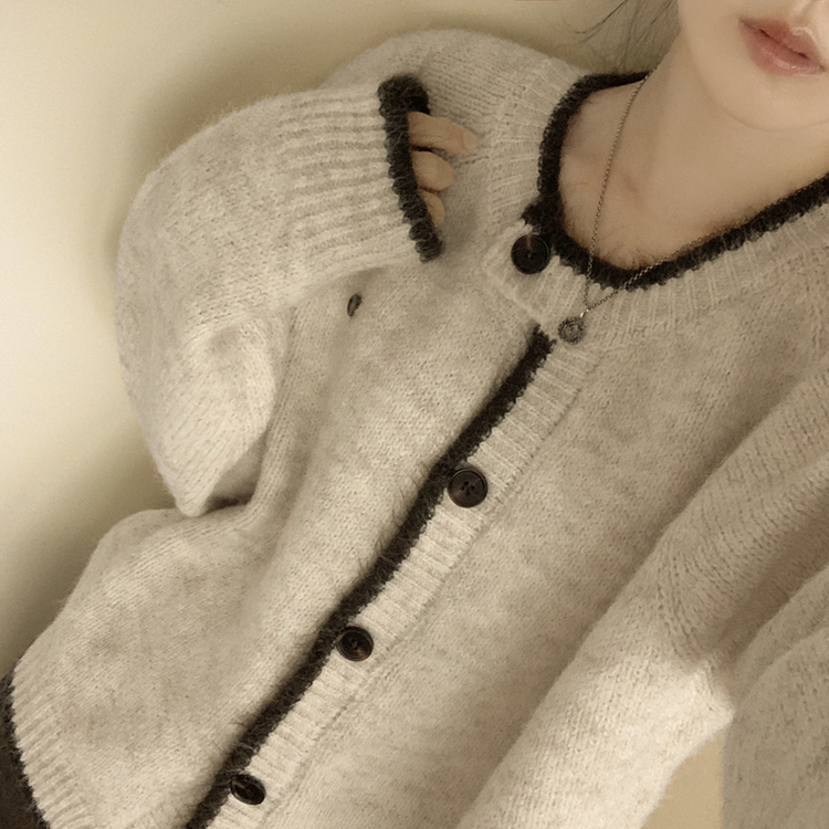 부드럽고 폭닥한 배색 단추포인트 라운드 겨울 여리여리 울가디건 아이보리