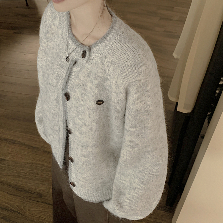 부드럽고 폭닥한 배색 단추포인트 라운드 겨울 여리여리 울가디건 라이트그레이