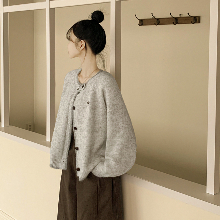 부드럽고 폭닥한 배색 단추포인트 라운드 겨울 여리여리 울가디건 라이트그레이