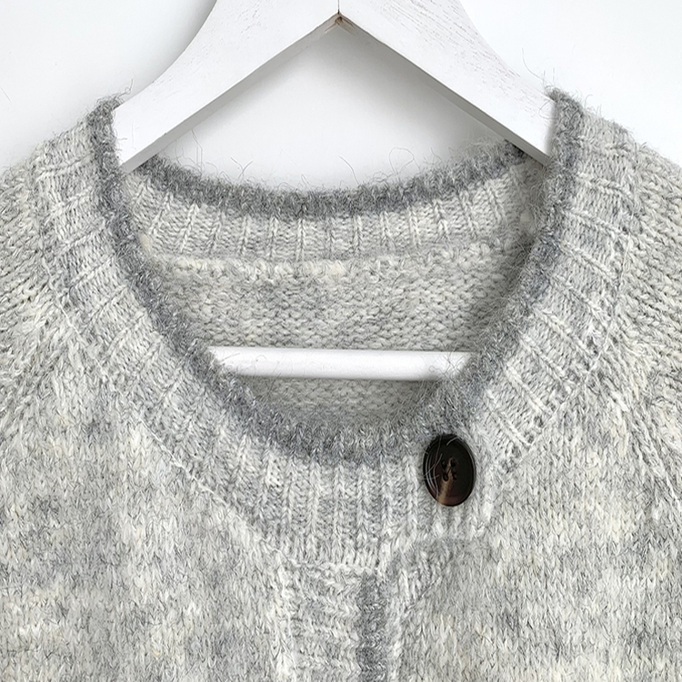 부드럽고 폭닥한 배색 단추포인트 라운드 겨울 여리여리 울가디건