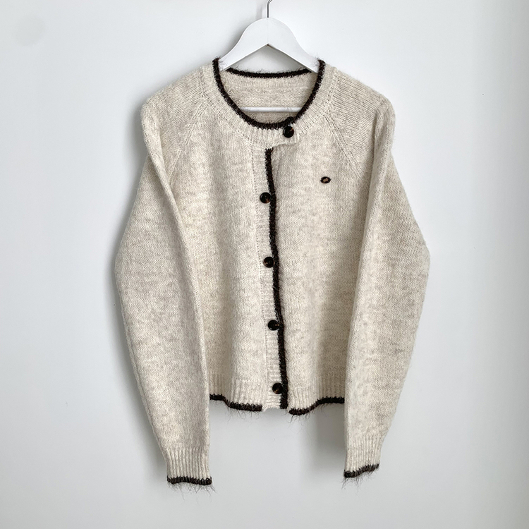 부드럽고 폭닥한 배색 단추포인트 라운드 겨울 여리여리 울가디건