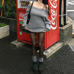레이티 보카시 여리 오버핏 오프숄더 니트 그레이