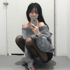 레이티 보카시 여리 오버핏 오프숄더 니트 그레이