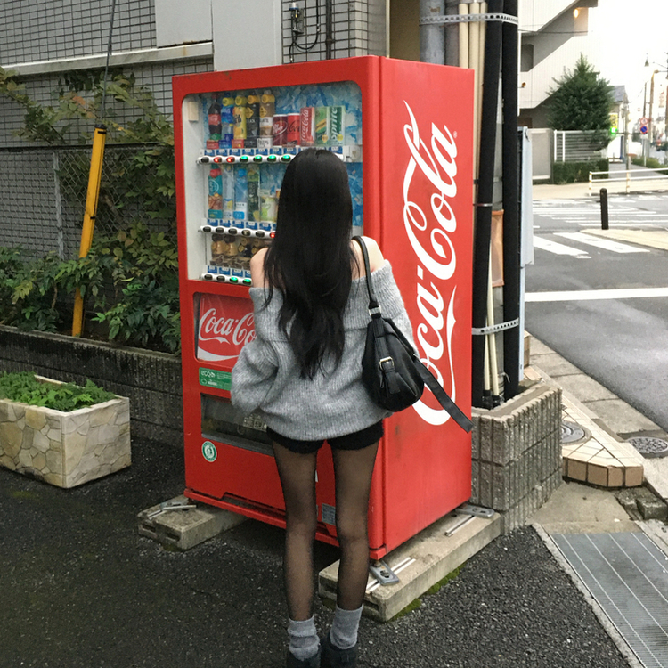 레이티 보카시 여리 오버핏 오프숄더 니트 그레이