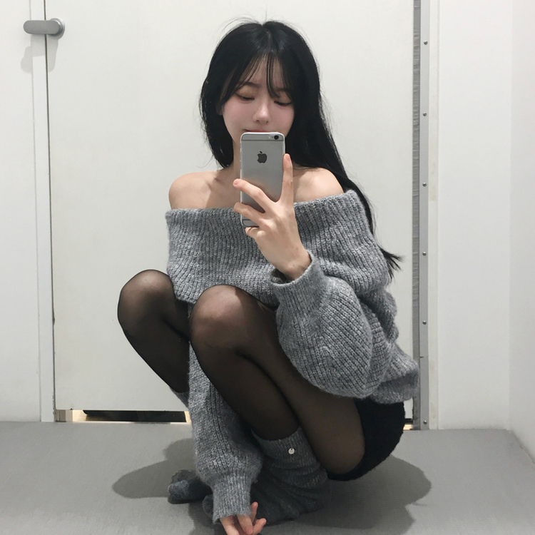 레이티 보카시 여리 오버핏 오프숄더 니트 그레이