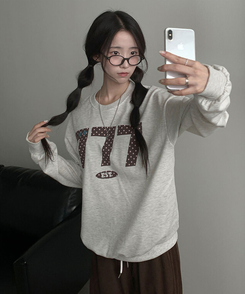 ナンバーレタリングラウンドトレーナー OATMEAL