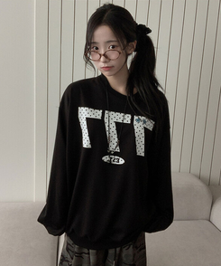 ナンバーレタリングラウンドトレーナー BLACK