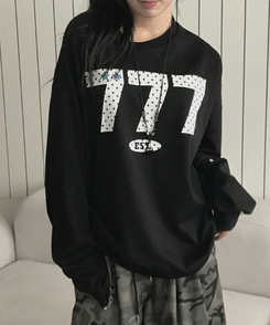 ナンバーレタリングラウンドトレーナー BLACK