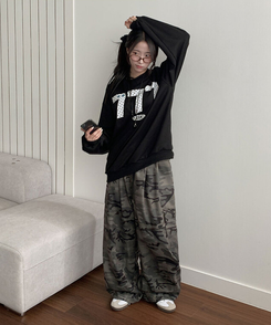 ナンバーレタリングラウンドトレーナー BLACK