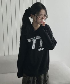 ナンバーレタリングラウンドトレーナー BLACK