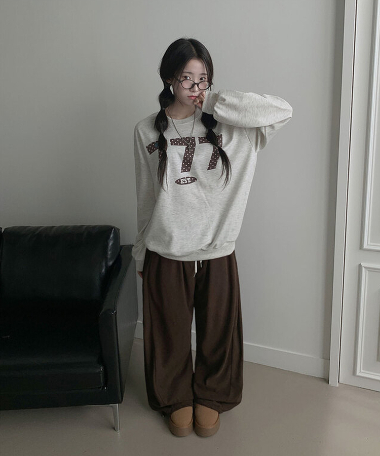 ナンバーレタリングラウンドトレーナー OATMEAL