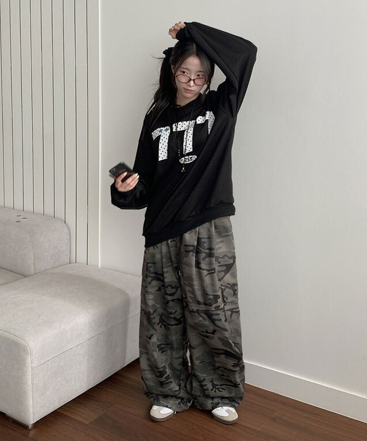 ナンバーレタリングラウンドトレーナー BLACK