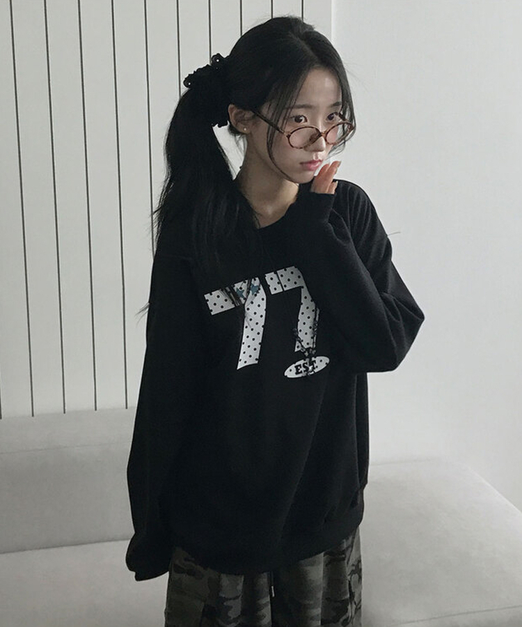 ナンバーレタリングラウンドトレーナー BLACK