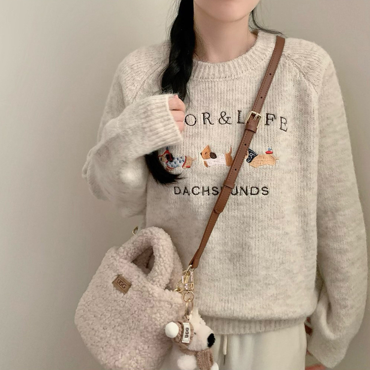 댕댕통통 자수 라운드넥 긴팔 니트 강아지 멍멍이 겨울 상의 겨울옷 크리스마스 연말룩 아이보리