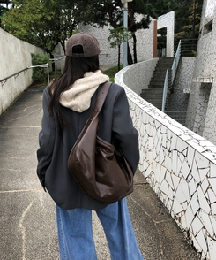 フェイクレザーショルダークロスバッグ BROWN