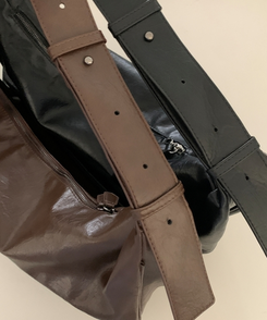 フェイクレザーショルダークロスバッグ