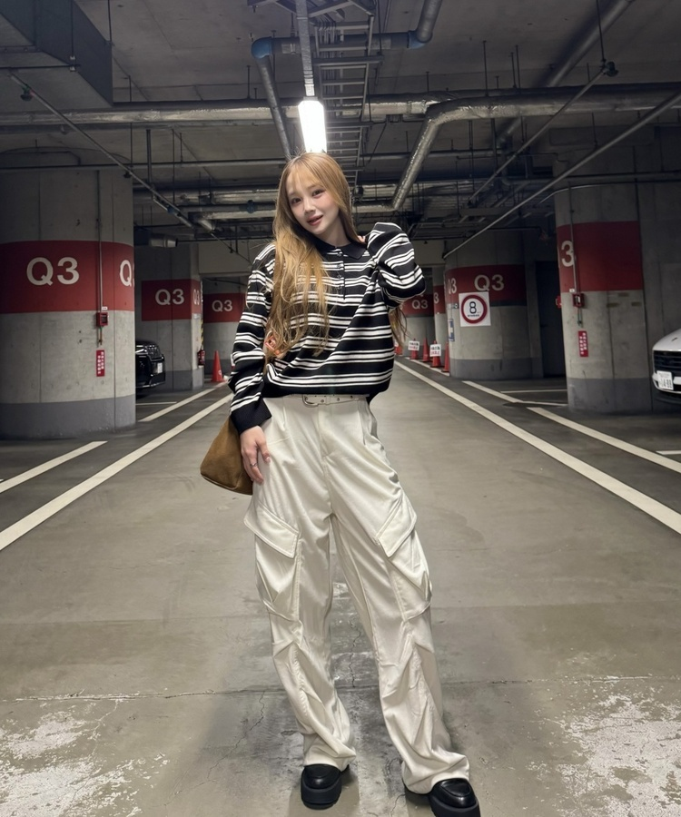 루즈핏 카라 스트라이프 니트 블랙