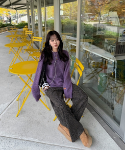 패치 포인트 부클 라운드넥 니트 딥퍼플