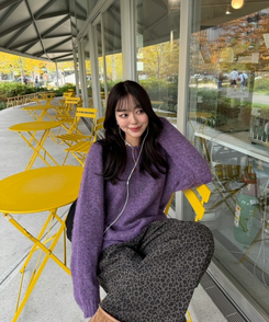 패치 포인트 부클 라운드넥 니트 딥퍼플