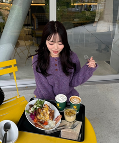 패치 포인트 부클 라운드넥 니트 딥퍼플