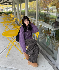 패치 포인트 부클 라운드넥 니트 딥퍼플