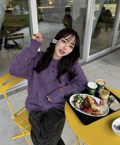 패치 포인트 부클 라운드넥 니트 딥퍼플