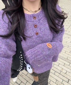 패치 포인트 부클 라운드넥 니트 딥퍼플